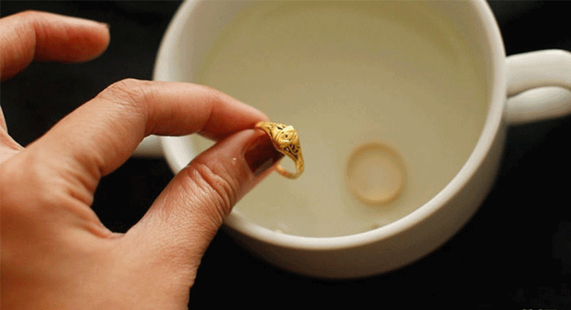 Sử dụng giấm và muối làm sạch vàng, trang sức
