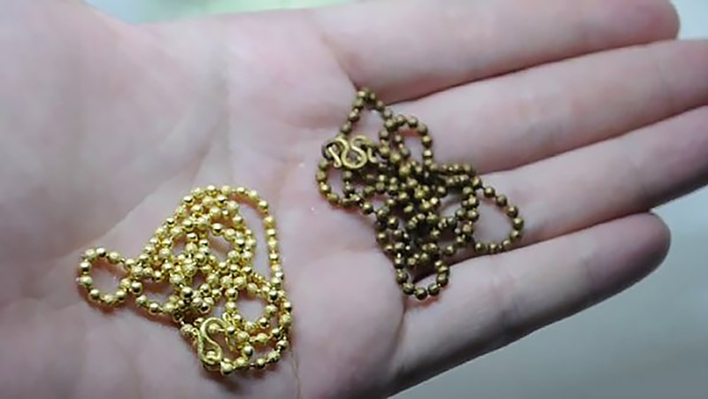 Kiểm tra vàng thật bằng cách quan sát độ xỉn màu của vàng